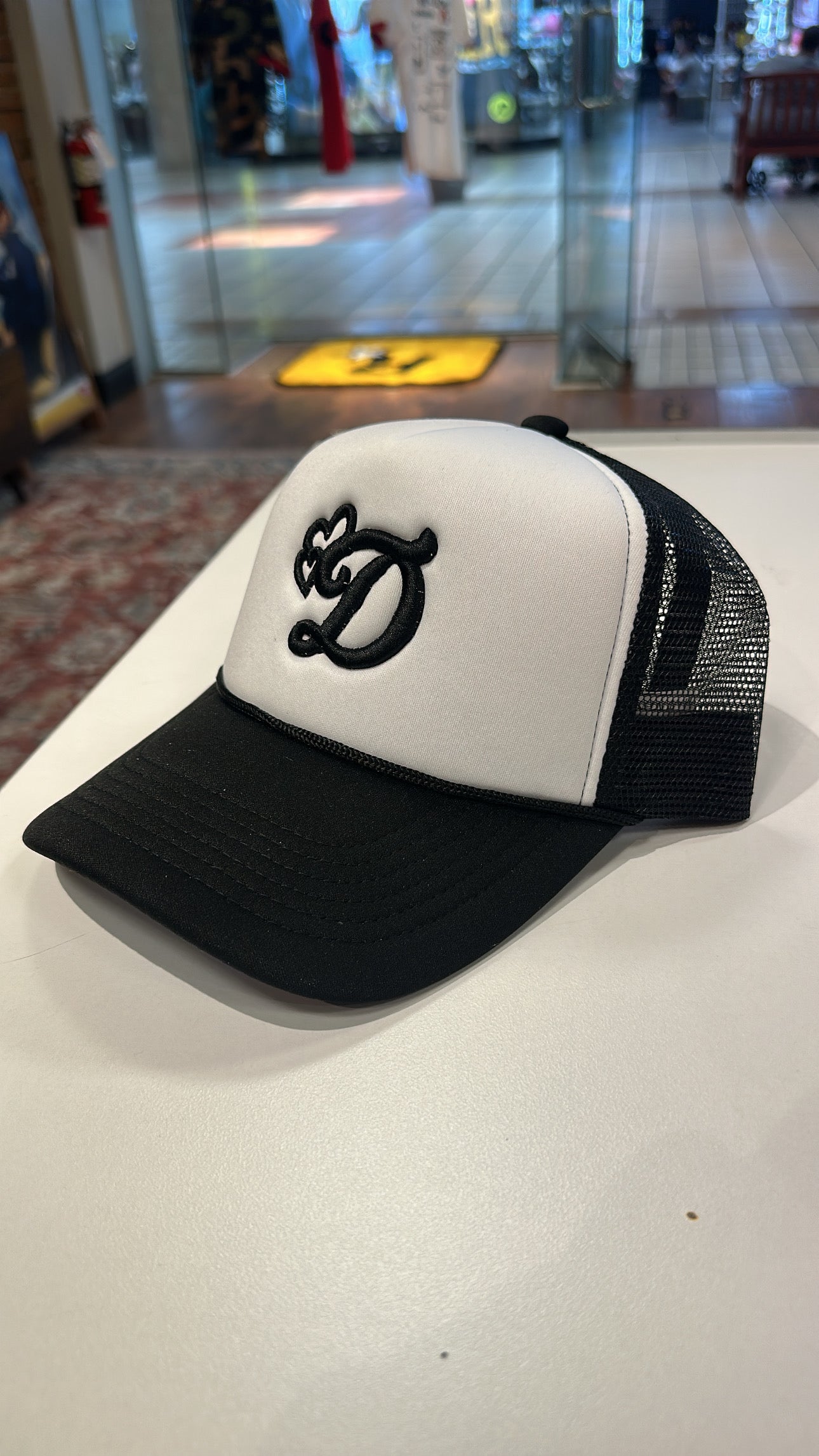 Trucker hat (Wht/blk)