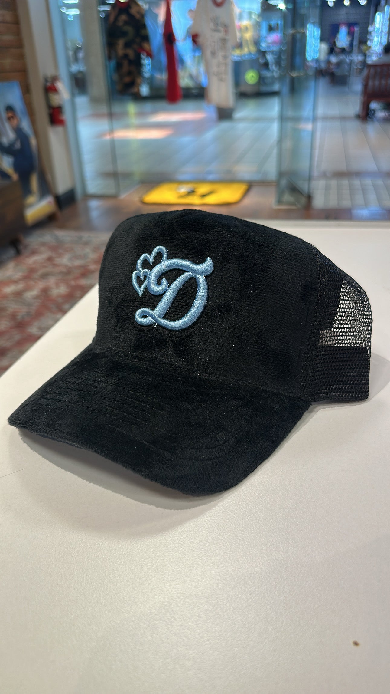 Trucker hat (Black fur/Carolina)
