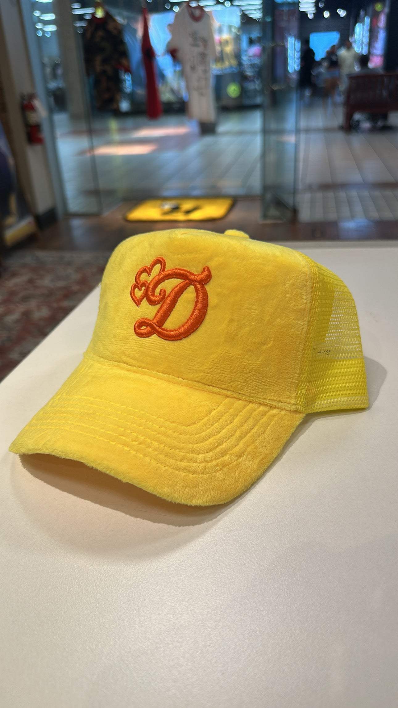 Trucker hat (Yellow fur/orange)